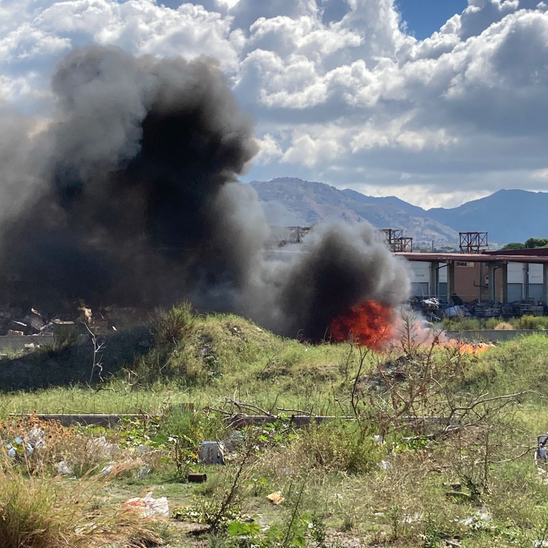 Reggio, ennesimo rogo di rifiuti ai mercati generali di Mortara FOTO - VIDEO