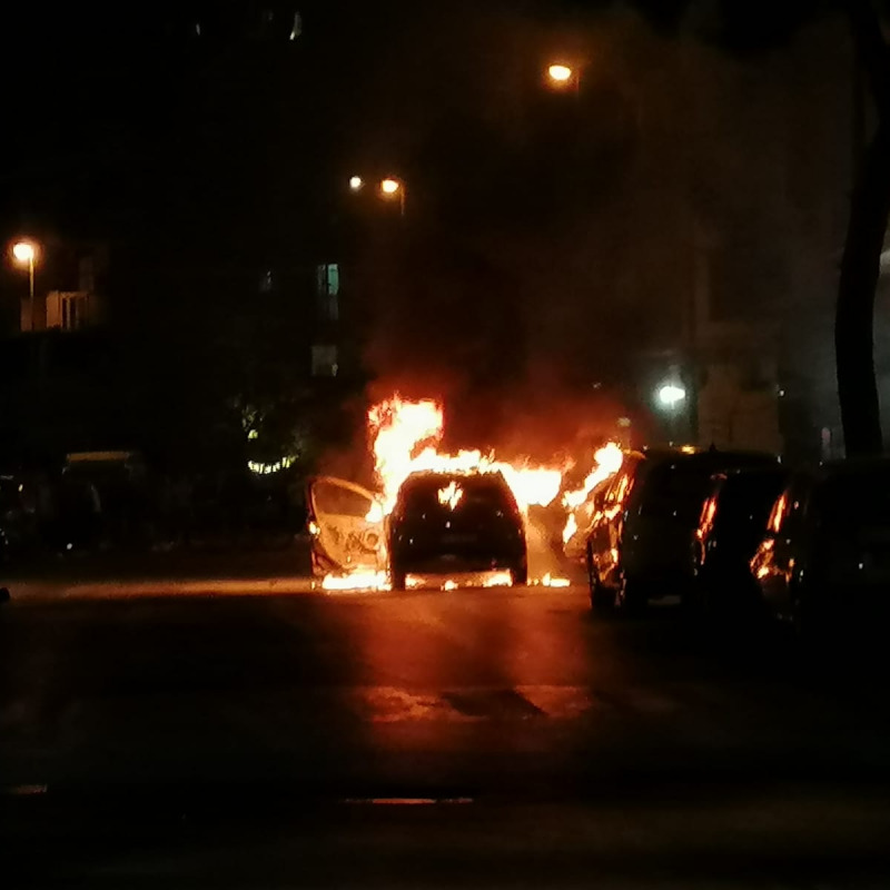 Auto in marcia s'incendia a Trani, salvo il conducente