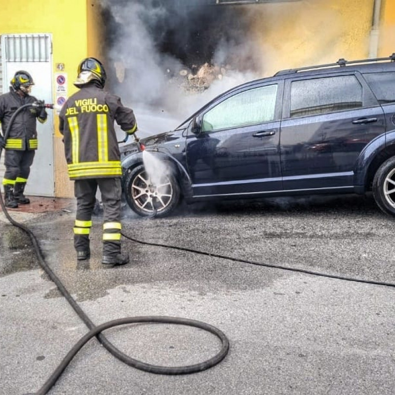 Lamezia, auto in fiamme in via Formiti