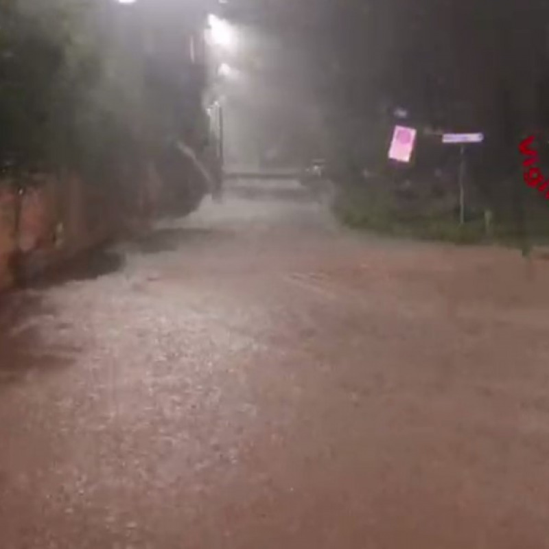 Nubifragi, allagamenti e pure un incendio: notte da incubo nel Salento VIDEO