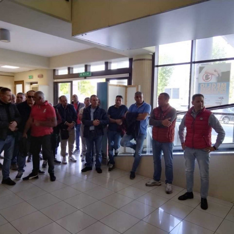Un gruppo di dipendenti della Romano Autolinee Spa ieri in assemblea