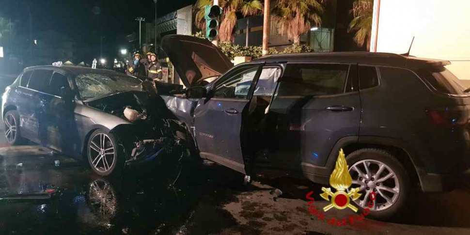 Siderno, scontro tra due auto sulla Statale 106: 4 feriti estratti ...