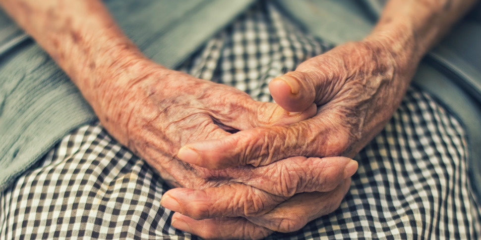 https://assets.gazzettadelsud.it/2022/10/mani-donna-anziana-970x485.jpg