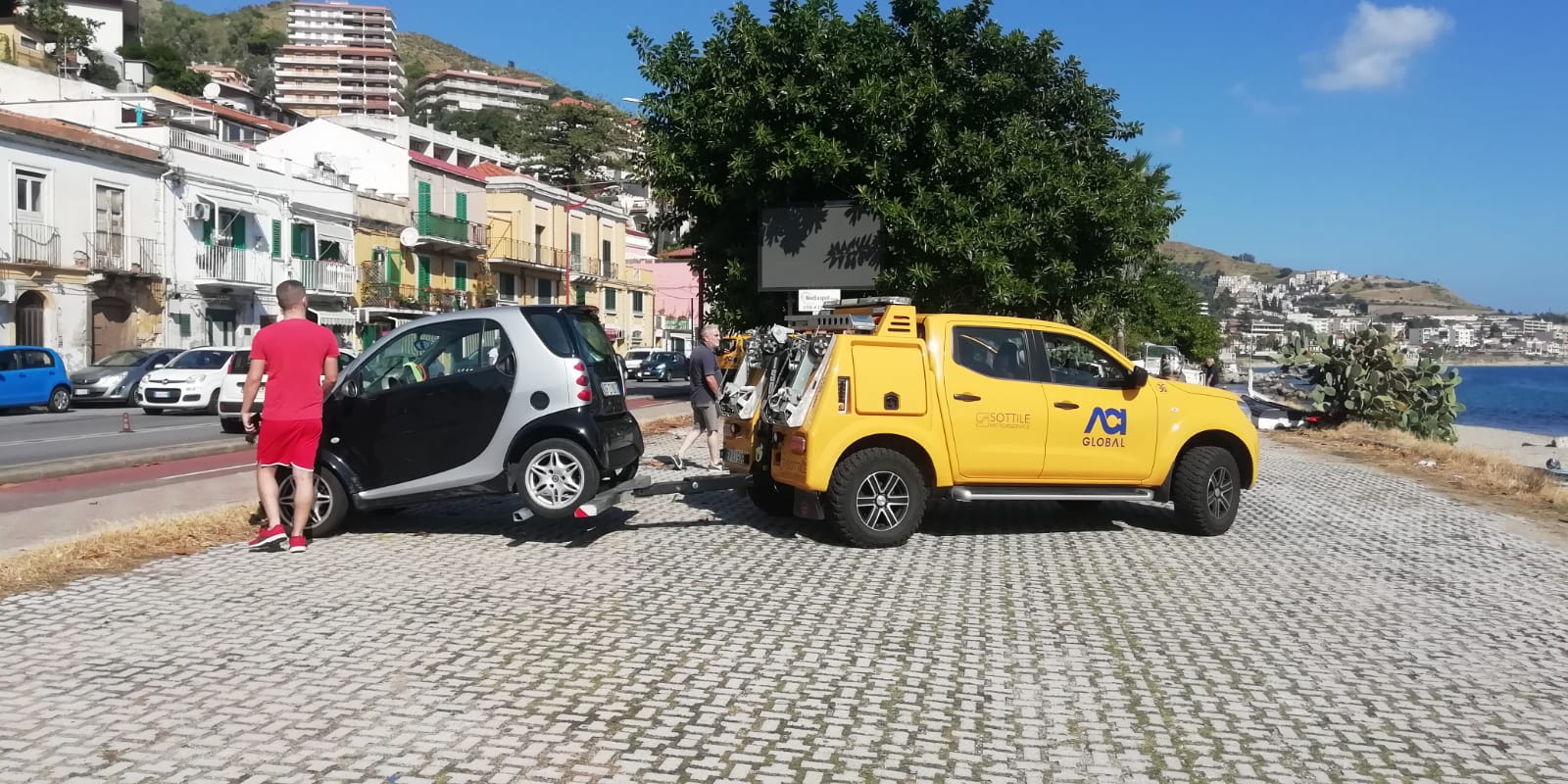 Messina. Nasconde in auto due grossi coltelli: foglio di via per un 50enne  