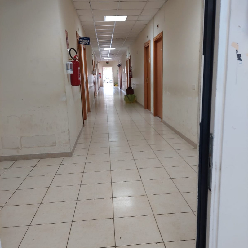 Corridoi vuoti nel Centro vaccinale del Poliambulatorio di Vibo dove ormai pochissimi si rivolgono per ricevere il booster