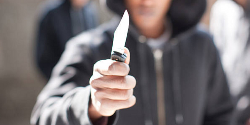 Carnevale a Merì, esplode una rissa in piazza tra giovani: accoltellato 22enne di Barcellona