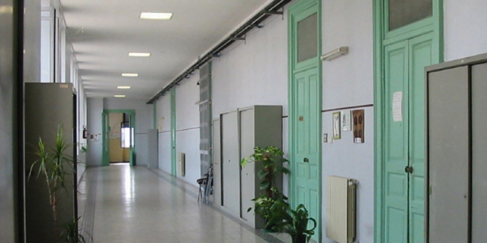 https://assets.gazzettadelsud.it/2022/11/CORRIDOIO-SCUOLA-970x485.jpg