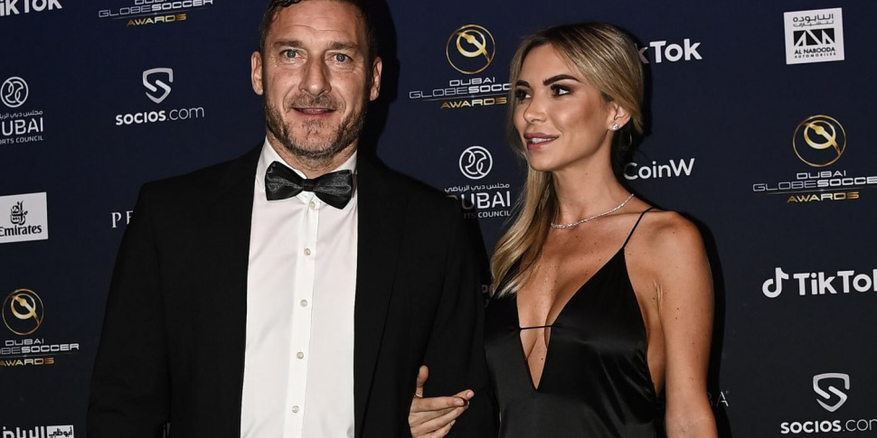 https://assets.gazzettadelsud.it/2022/11/Francesco-Totti-e-Noemi-Bocchi-a-Dubai-970x485.jpg