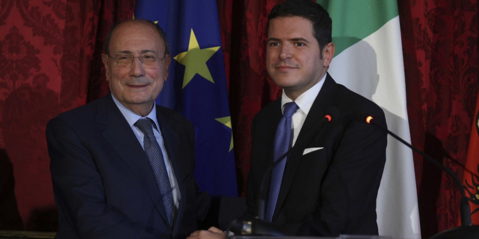https://assets.gazzettadelsud.it/2022/11/GALVAGNO-SCHIFANI-970x485.jpg