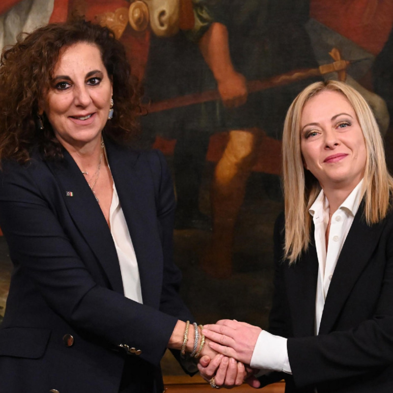 Il sottosegretario all'Interno Wanda Ferro insieme al presidente del Consiglio Giorgia Meloni