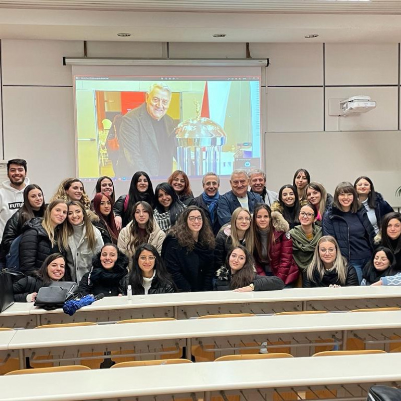 Gerardo Sacco con gli studenti dell'Università della Calabria