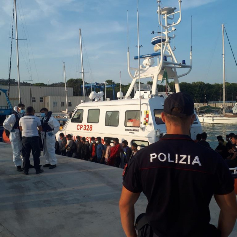 Migranti al porto di Roccella (foto d'archivio)