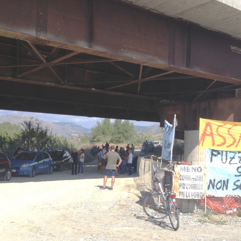 La protesta dei cittadini nella strada che conduce alla discarica di contrada San Leo