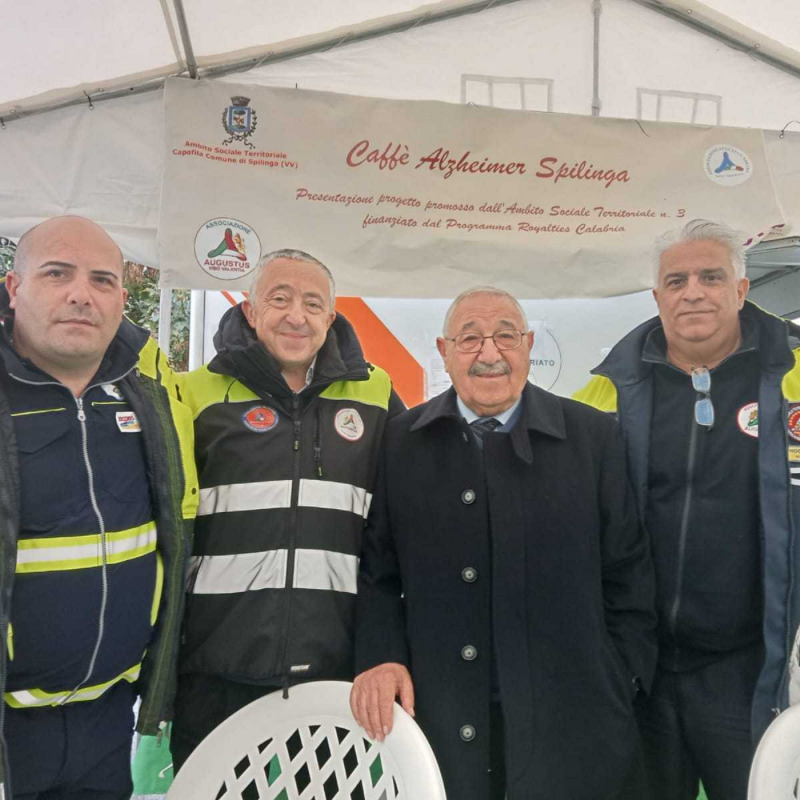 Il sindaco di Spilinga Enzo Marasco attorniato dai volontari dell’associazione di Protezione civile Augustus