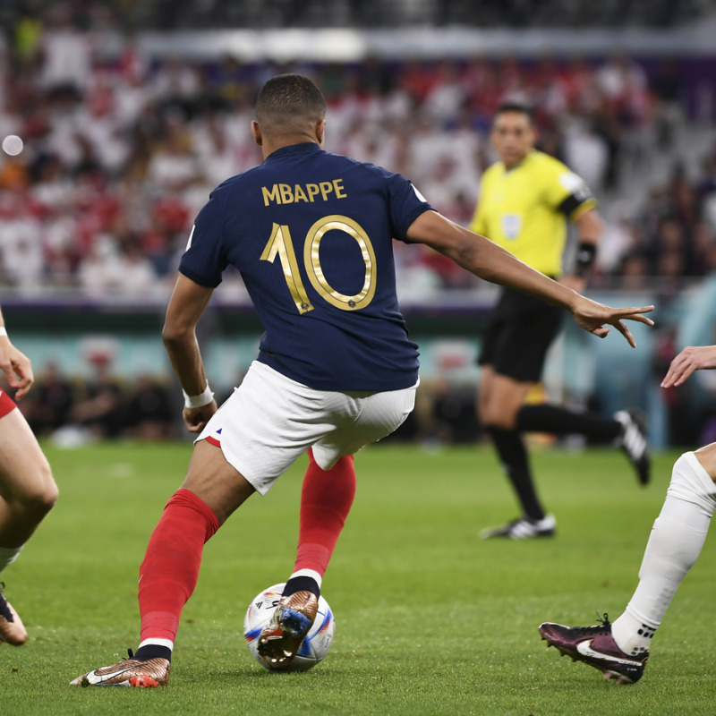 Foto LaPresse - Fabio Ferrari 4 Dicembre 2022 Doha, Qatar - Sport Calcio - Qatar 2022 - Coppa del Mondo Fifa - Francia v Polonia - Ottavi di finale - Al Thumama Stadium. Nella foto: ZIELINSKI Piotr (POL) MBAPPE Kylian (FRA)December 4, 2022 Doha, Qatar - sport soccer - Qatar 2022 - Fifa World Cup - Round of 16 - France v Poland - Al Thumama Stadium. In the pic: ZIELINSKI Piotr (POL) MBAPPE Kylian (FRA)