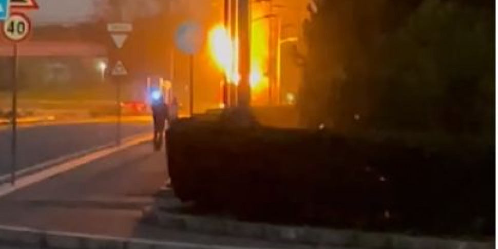 Paura e traffico in tilt a Rende, autobus in fiamme lungo viale ...
