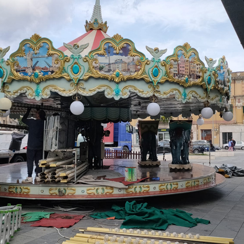 Messina, a piazza Cairoli e al Comune si respira già il Natale: al via i primi allestimenti FOTO