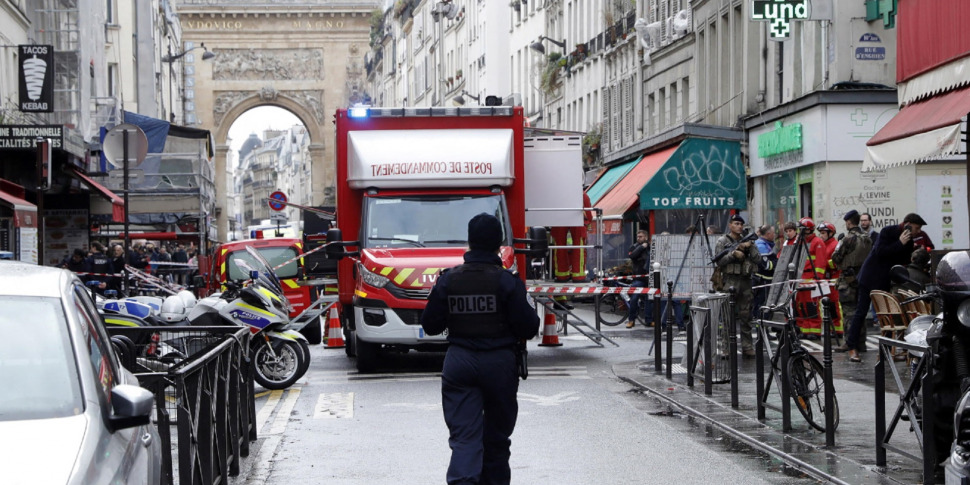 Spari Sulla Folla In Centro A Parigi, 3 Morti E Feriti Gravissimi ...