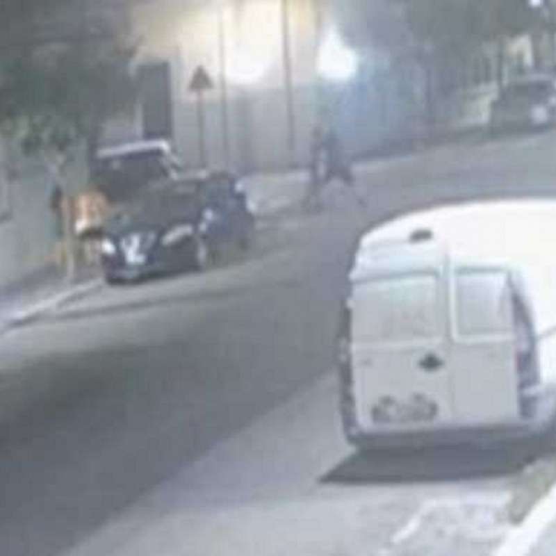 Un frame del video della brutale aggressione a Davide Ferrerio avvenuta la sera dell’11 agosto scorso in via Vittorio Veneto a Crotone