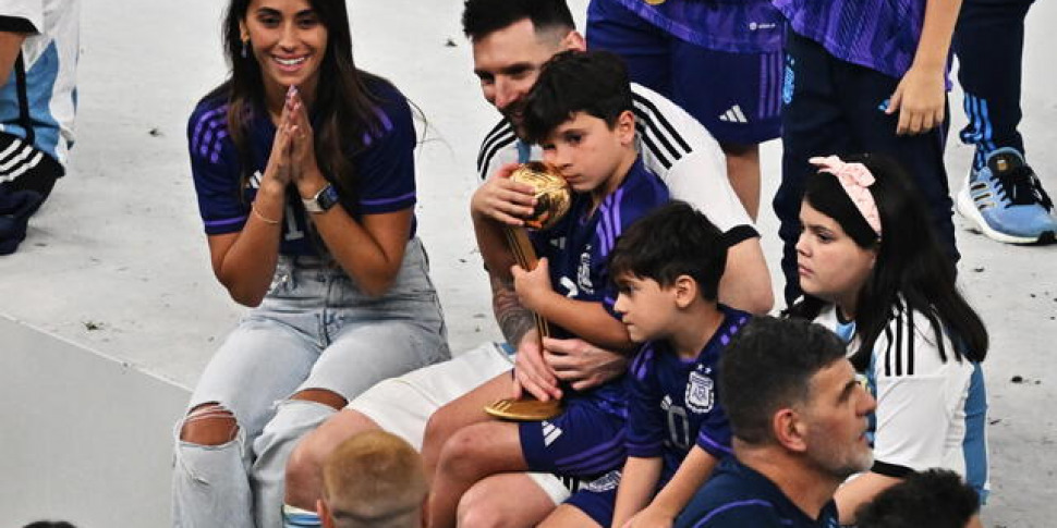 Il piccolo Messi non crede che la finale sia finita, il fratellino lo convince: “Ha vinto papà!”