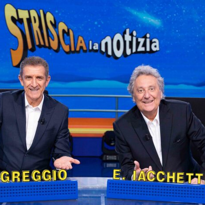 Il duo comico Ficarra e Picone posano nello studio di Canale5 del programma "Striscia la notizia"