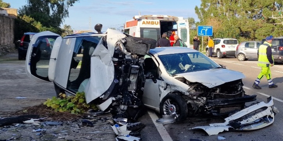 Scontro frontale tra due auto a Castel di Tusa: due feriti estratti ...