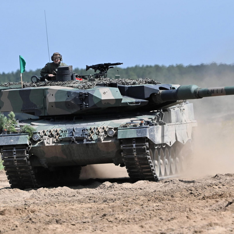 epa09980640 Polish Leopard 2PL tanks during international exercises under the code name 'Defender Europe 2022' at the training ground in Drawsko Pomorskie, Poland, 27 May 2022. Soldiers from Poland, the United States, Great Britain and Denmark take part in the allied maneuvers. EPA/Marcin Bielecki POLAND OUT