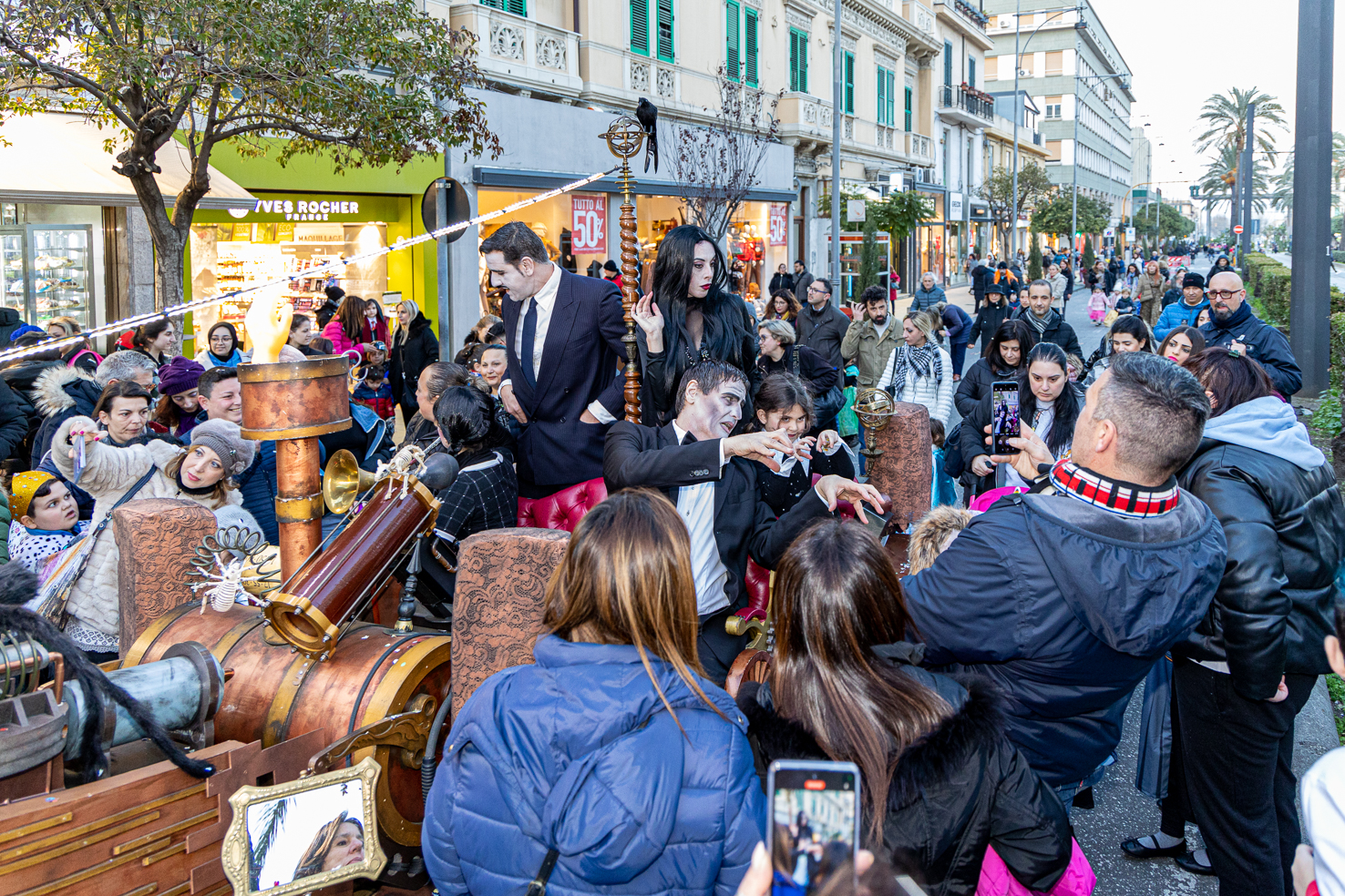 Carnevale a Messina con la Famiglia Addams, tutti dietro la sadica  Mercoledì - Gazzetta del Sud