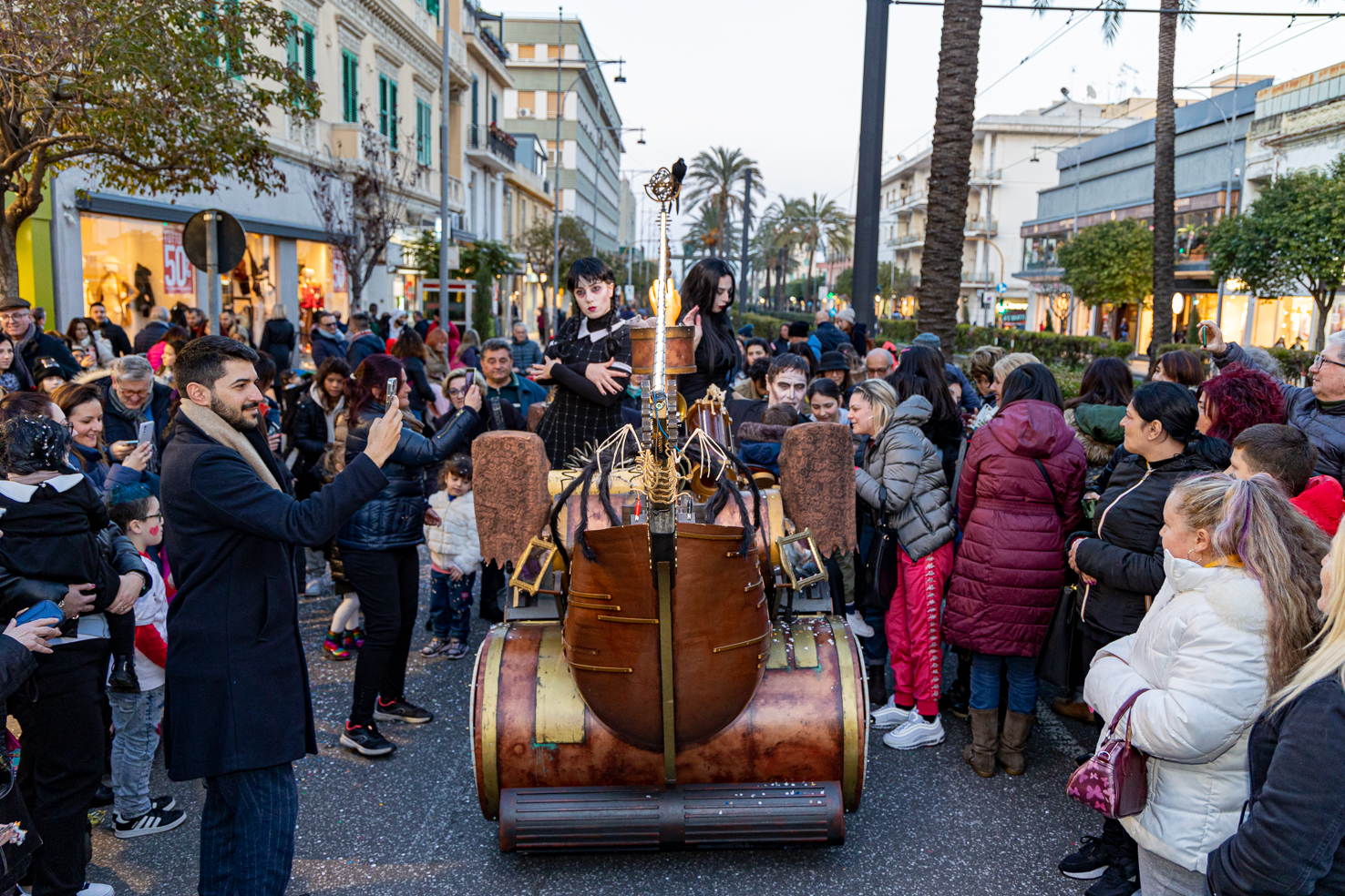 Carnevale a Messina con la Famiglia Addams, tutti dietro la sadica  Mercoledì - Gazzetta del Sud