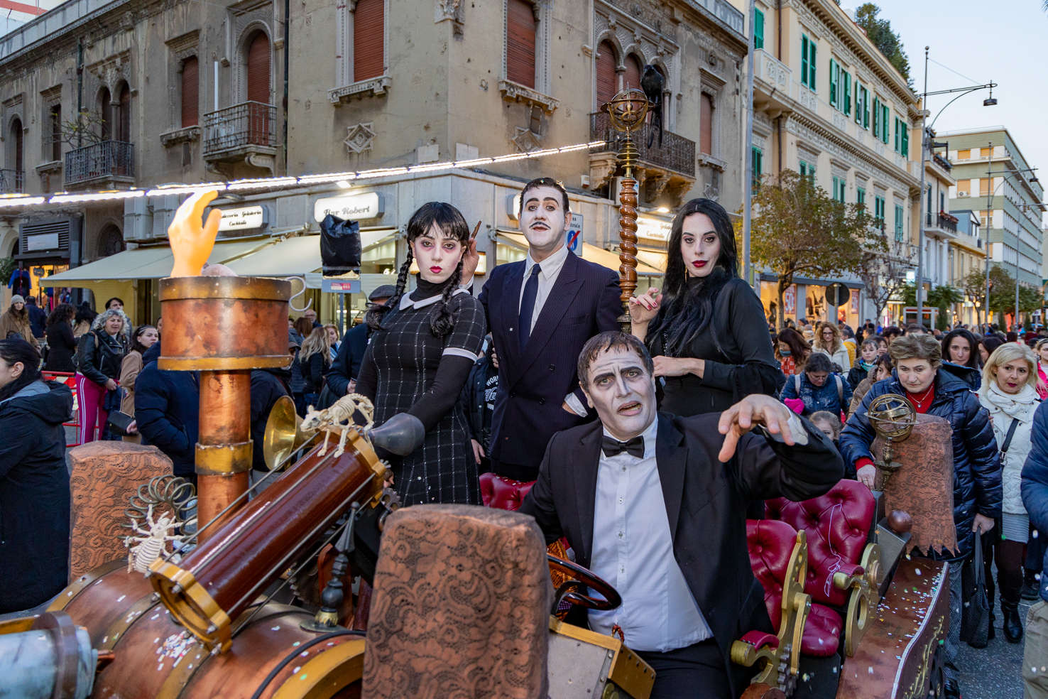 Carnevale a Messina con la Famiglia Addams, tutti dietro la sadica  Mercoledì - Gazzetta del Sud