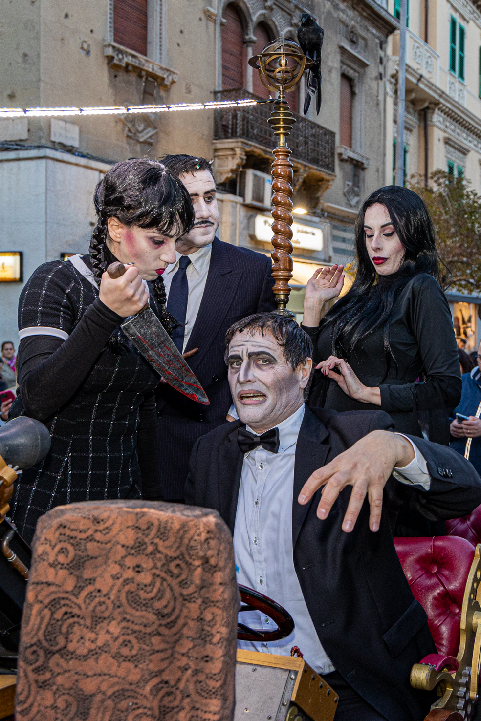 Carnevale a Messina con la Famiglia Addams, tutti dietro la sadica  Mercoledì - Gazzetta del Sud