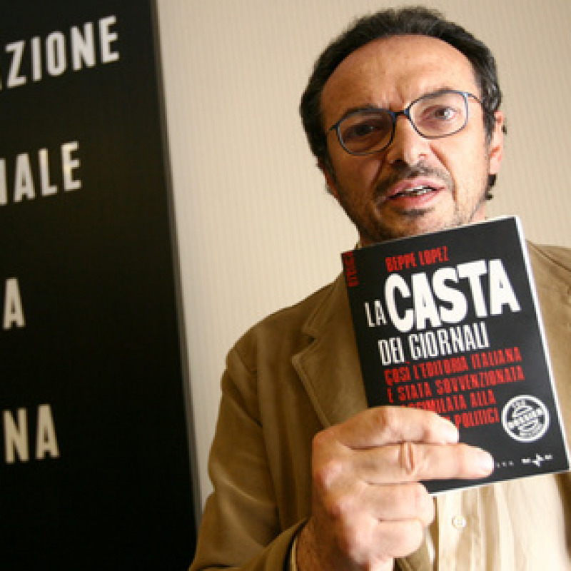 20071017-ROMA-POL-PRESENTAZIONE DEL LIBRO "LA CASTA DEI GIORNALI". Il giornalista Beppe Lopez, ripreso oggi a Roma durante la presentazione del suo libro "La casta dei giornali". ANSA / ETTORE FERRARI / FRR
