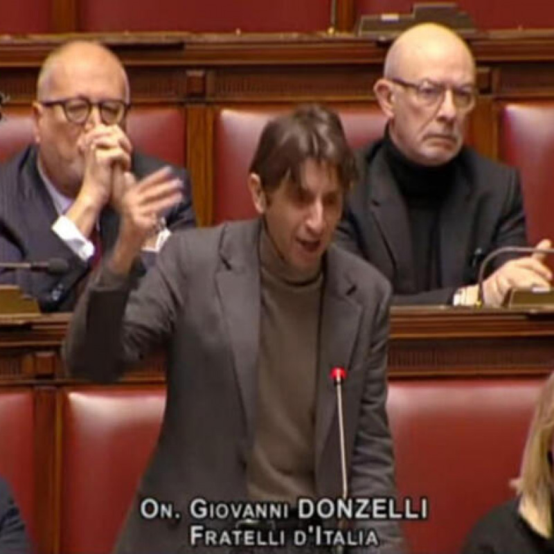 Un momento dell'intervento di Giovanni Donzelli (Fdi) nell'Aula della Camera