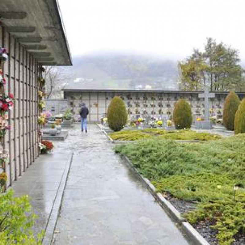 Due tombe sono state profanate nella scorsa notte all'interno del cimitero di Porossan, sulla collina di Aosta. Ignoti hanno estratto i corpi di due persone, sepolte tra gli anni '70 e gli anni '80, facendo scritte riconducibili al satanismo. Sull'accaduto indaga la squadra mobile della questura di Aosta.(ANSA). ANSA/Thierry Pronesti