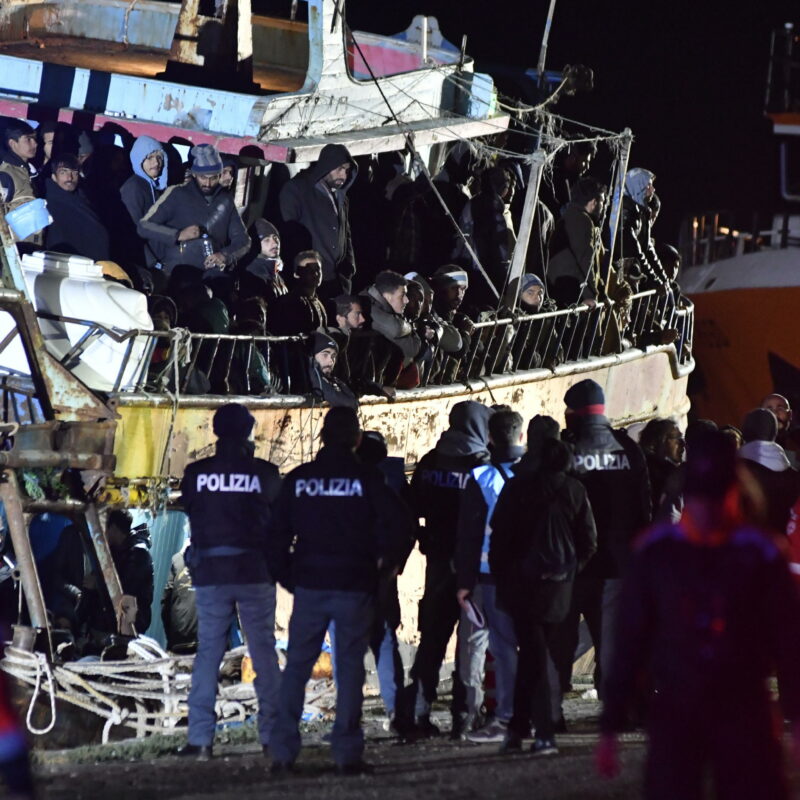 E' attraccata al porto di Crotone un'imbarcazione che trasportava circa 500 migranti soccorsi al largo della costa calabrese dalla guardia costiera, 11 marzo 2023. ANSA/ GIUSEPPE PIPITA