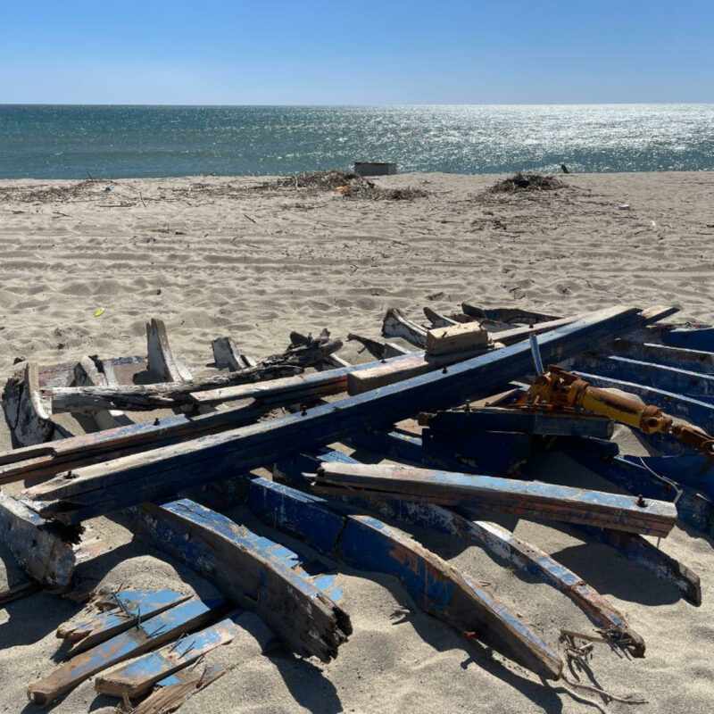 Dopo 19 giorni, il mare continua a restituire effetti personali dei migranti e oggetti legati alla tragedia avvenuta il 26 febbraio sulla spiaggia di Steccato di Cutro in Calabria, 16 marzo 2023. ANSA/Francesco Ceraudo