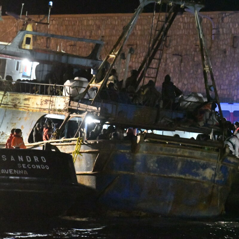 E' attraccata al porto di Crotone un'imbarcazione che trasportava circa 500 migranti soccorsi al largo della costa calabrese dalla guardia costiera, 11 marzo 2023. ANSA/ GIUSEPPE PIPITA