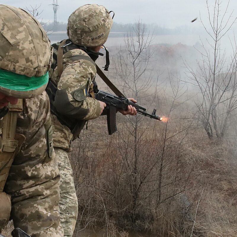 Soldati dell'esercito ucraino durante i combattimenti a Bakhmut, 10 Marzo 2023. ANSA/CARLO ORLANDI