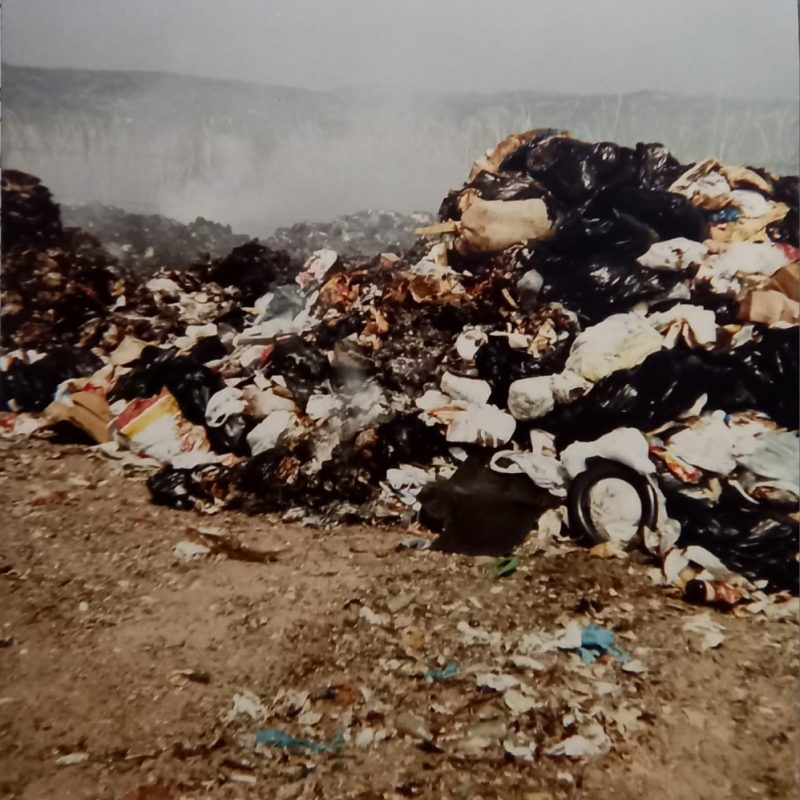 Una foto degli anni 80 che mostra la situazione di località Arcidiacono “sepolta” dai rifiuti
