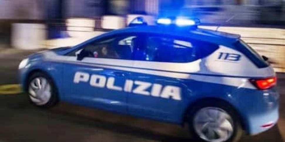 Catanzaro, non si ferma all'alt della Polizia, investe gli agenti e li ...