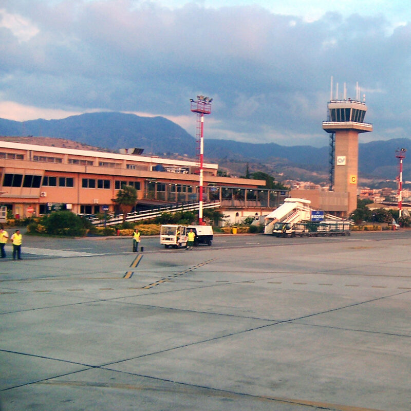 La pista dell'aeroporto di Reggio Calabria