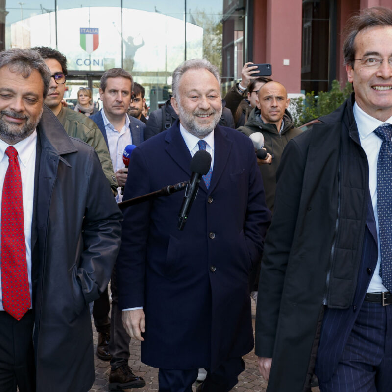 Il presidente della Juventus, Gianluca Ferrero (C) esce accompagnato dai suoi avvocati al termine della riunione del Collegio di garanzia