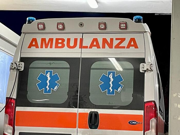 Terribile incidente nel Reggiano, frontale tra due auto: due morti …