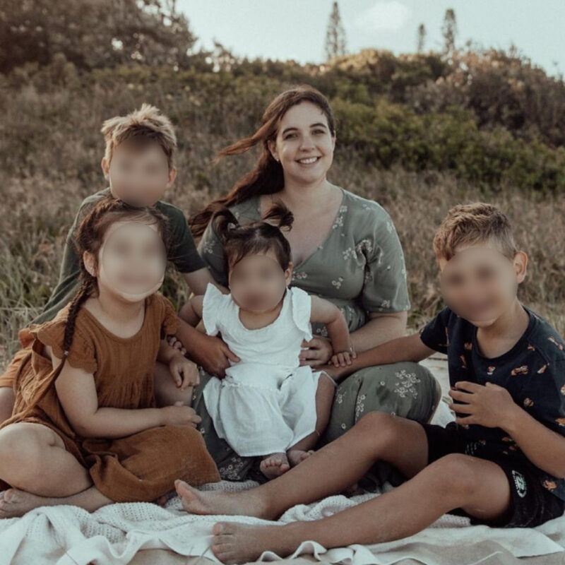 Brooke Withington con i suoi 5 figli (Instagram)