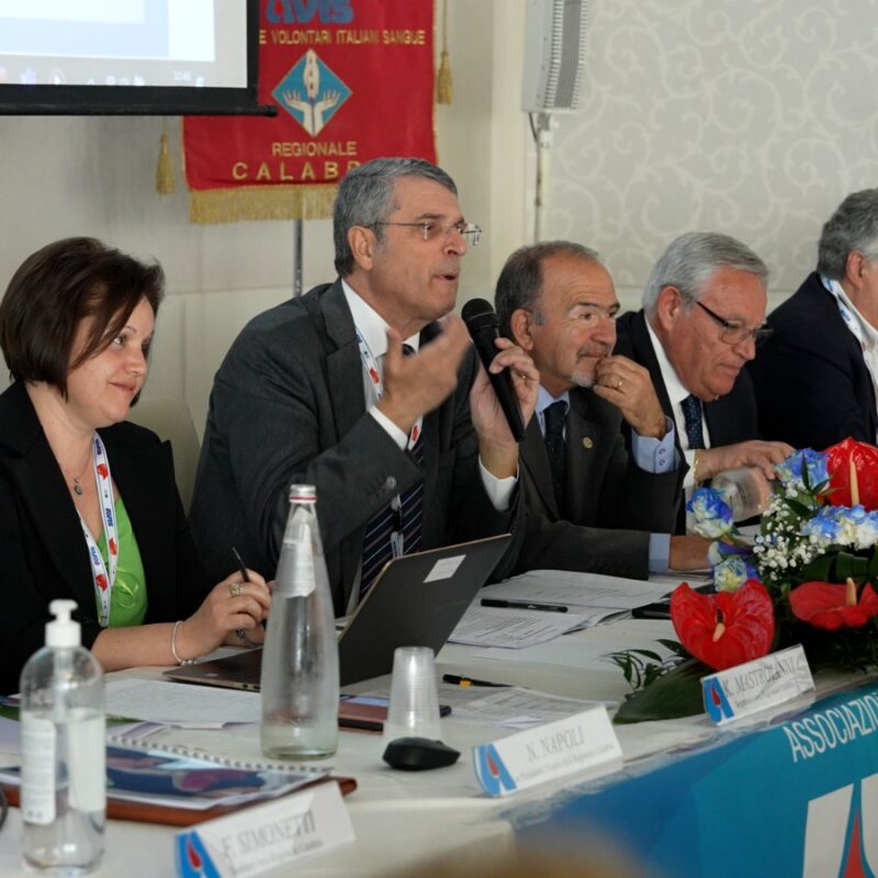 Il presidente Franco Rizzuti durante i lavori dell'assemblea dell'Avis Calabria