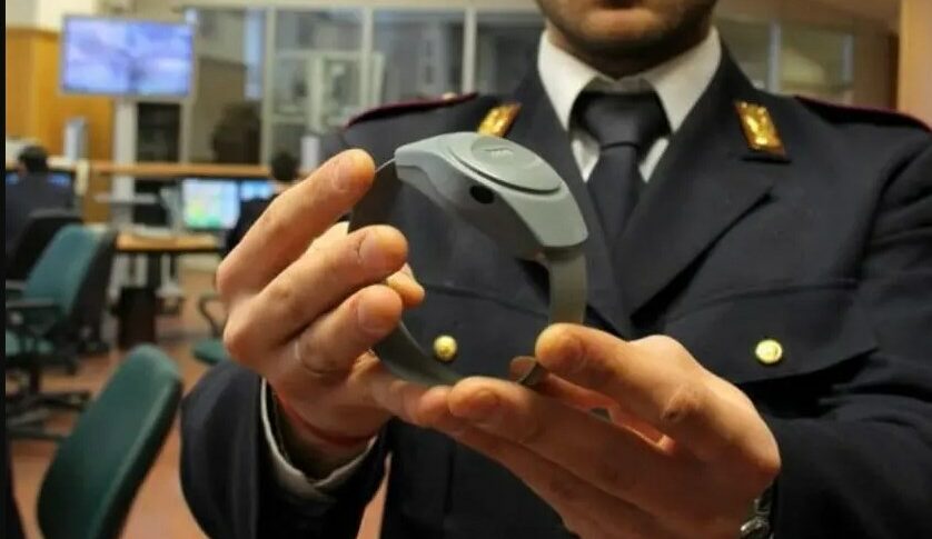 https://assets.gazzettadelsud.it/2023/04/braccialetto-elettronico-crotone-838x485.jpg