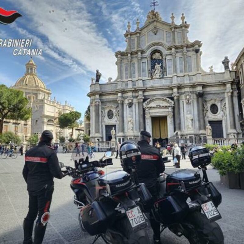 Carabinieri Catania, pattuglia in moto in piazza Duomo davanti la Cattedrale