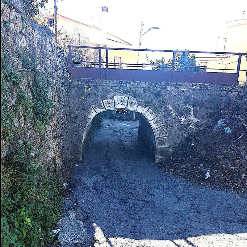 Lo stretto sottopasso di via Lenza a Catanzaro