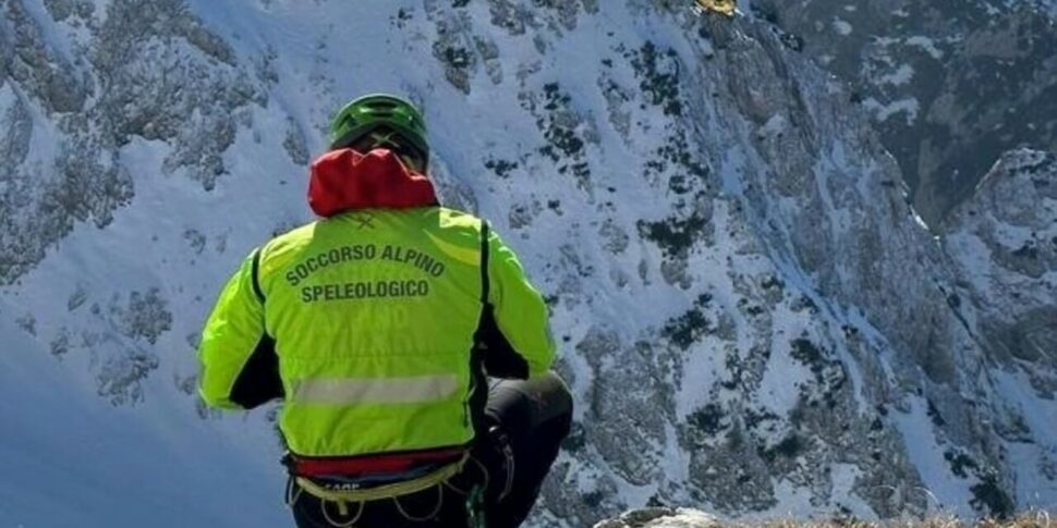 Scivola da una panchina e fa un volo di 50 metri: muore turista di 57 ...