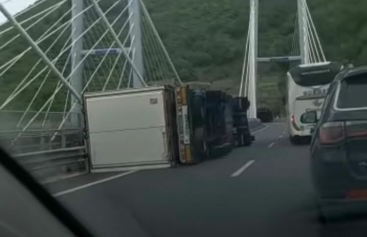 Forte Vento Camion Si Ribalta In Autostrada Tra Scilla E Bagnara